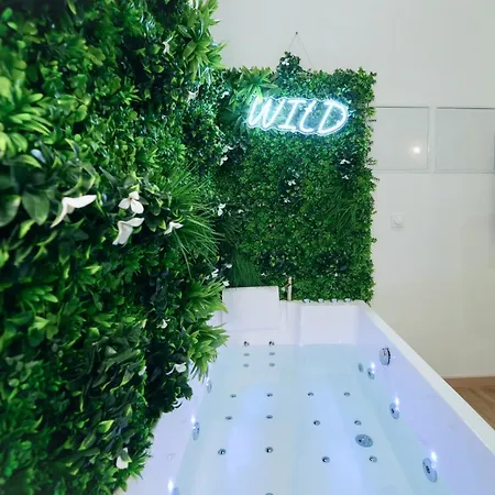 Wild & Cour Privee Au Coeur De *